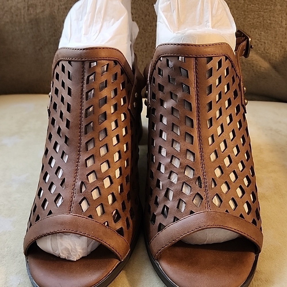 EASY STREET SANDALS Size 8.5 - Picture 4 of 8
